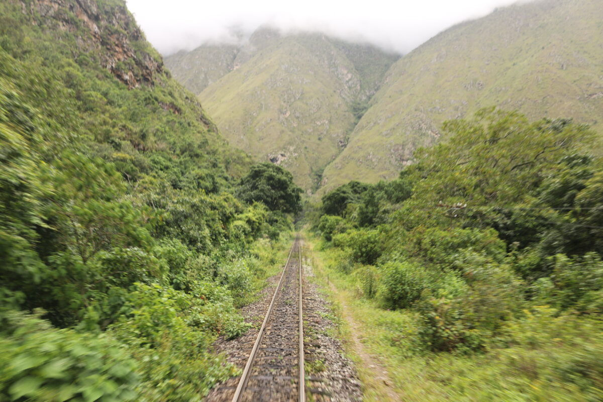 從Ollantaytambo到aguas calientes要搭祕魯鐵道PERU RAIL. 中間都是深山
